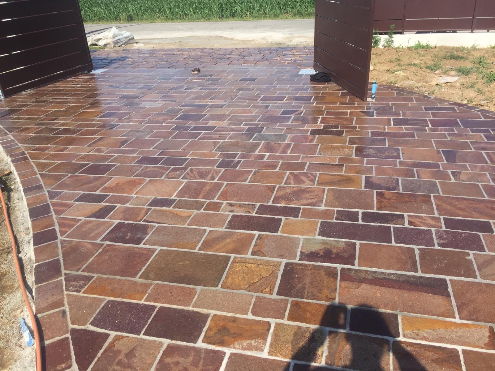 Pavimento in Pietra — Cortile